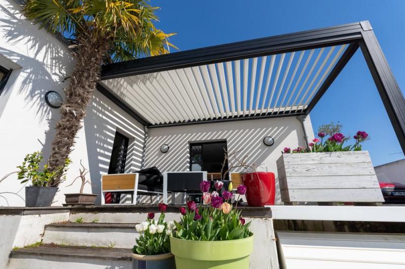Pergola bioclimatique ou pergola classique, quelle diff&eacute;rence pour votre terrasse &agrave; Besan&ccedil;on ?